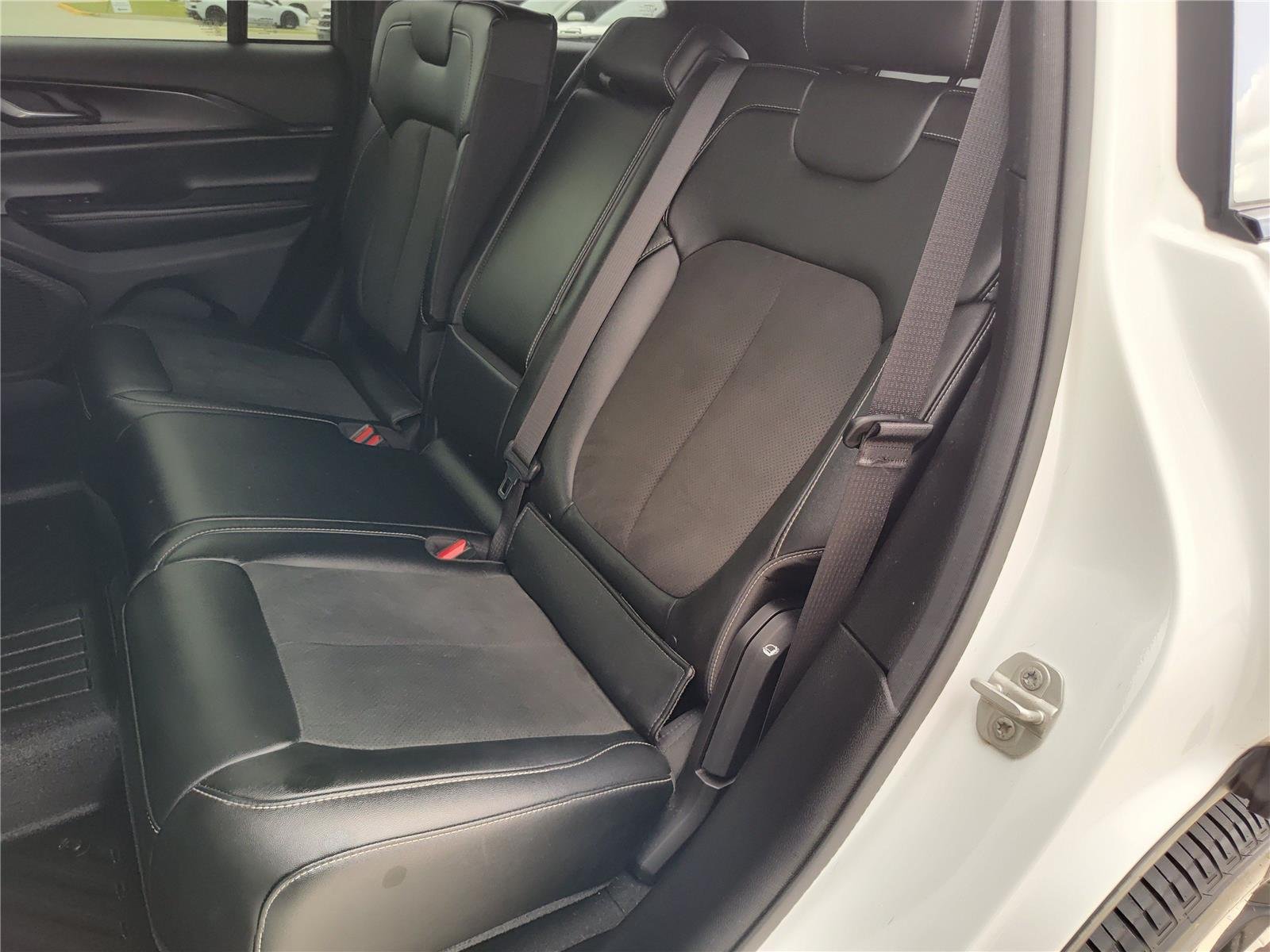 Used 2024 WHITE JEEP LARE image 26
