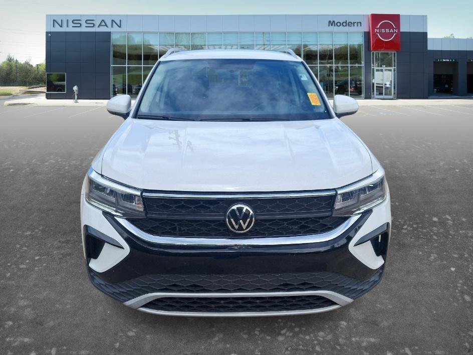 Used 2022 Pure White Volkswagen SE image 2