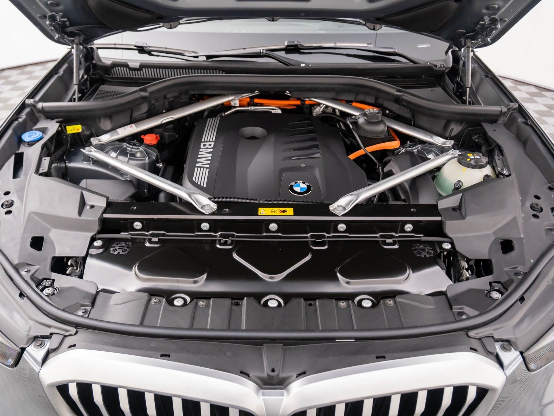 New 2026 Skyscraper Grey Metallic BMW xDrive50e image 31
