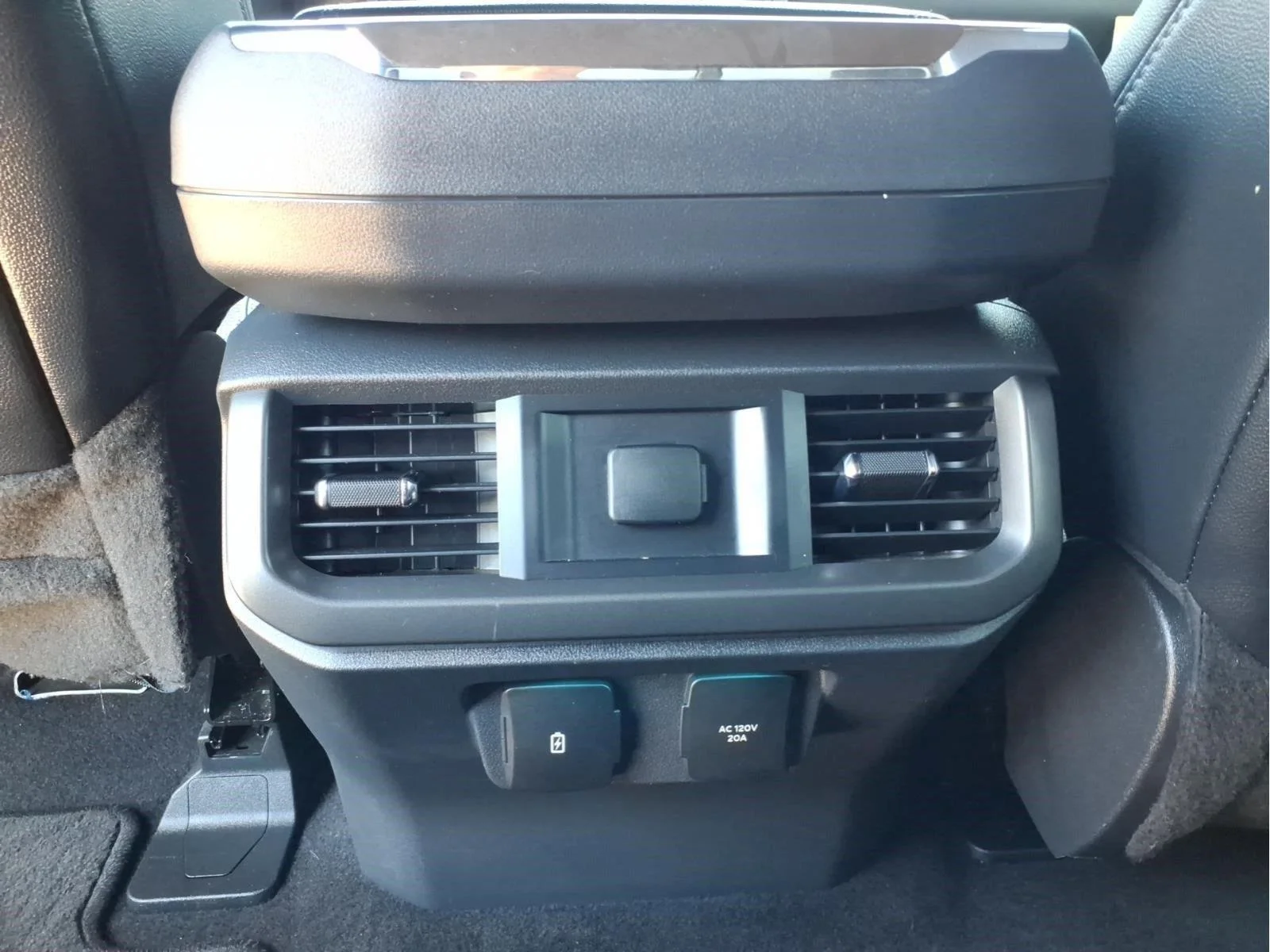 Used 2024  Ford LARIAT image 11