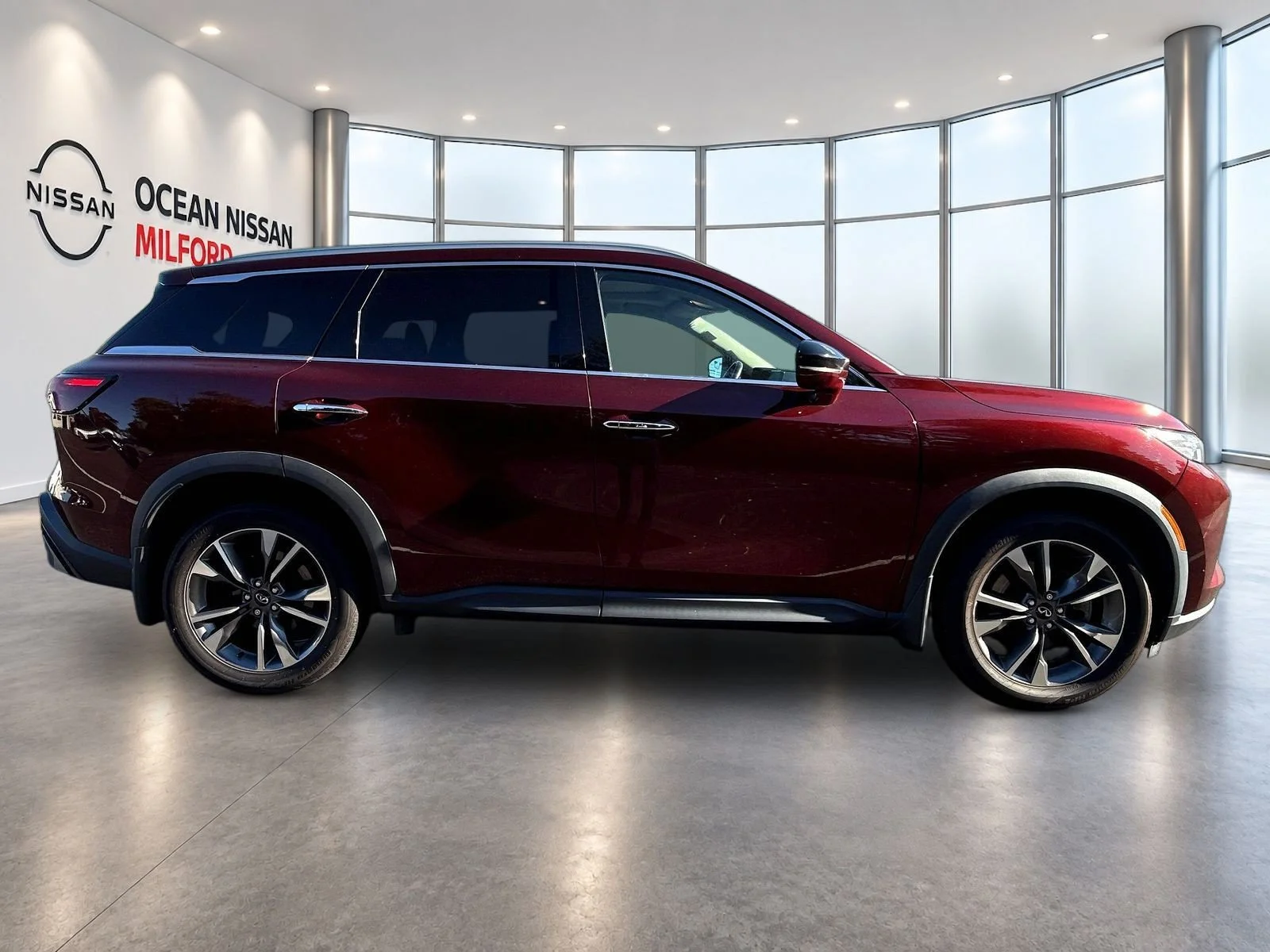 Used 2022 Bordeaux INFINITI LUXE image 4