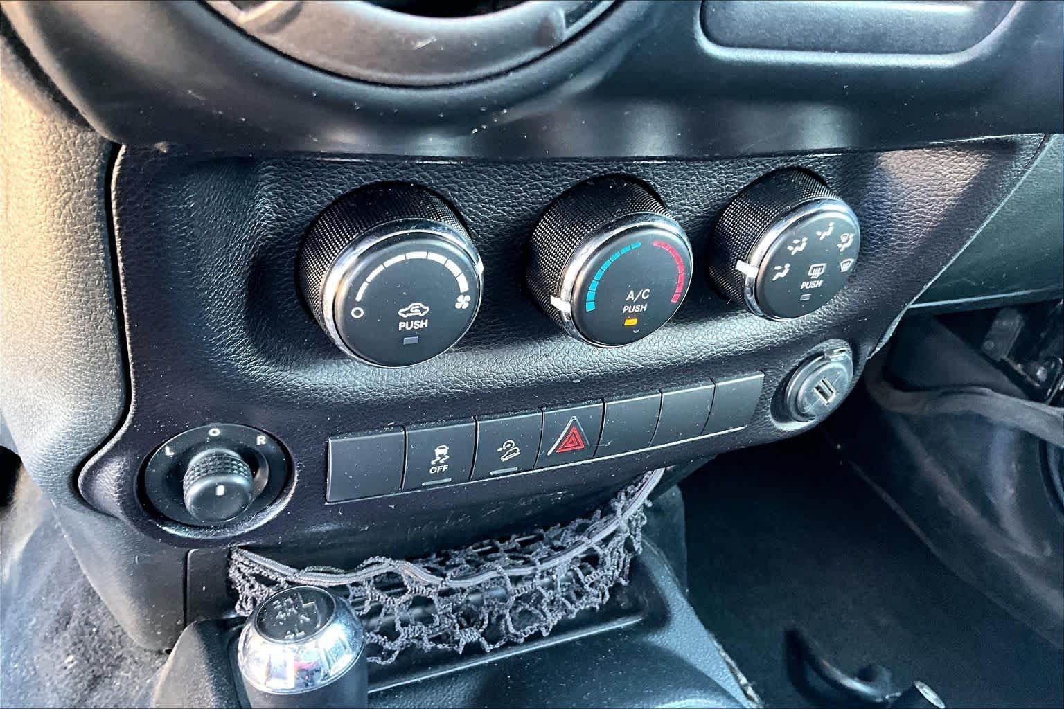 Used 2018 Black Clearcoat Jeep Sport S image 28