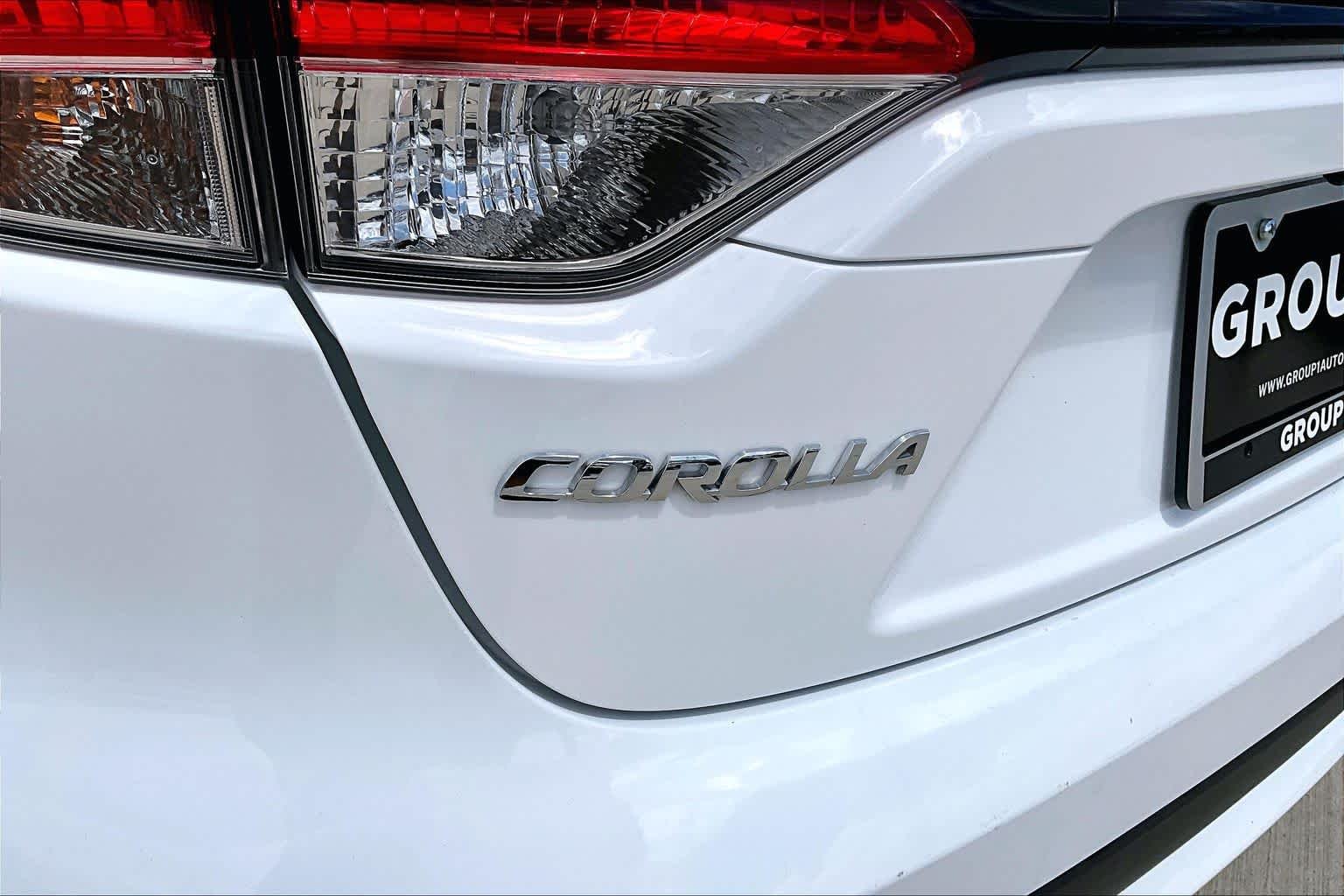 Used 2022 White Toyota LE image 30