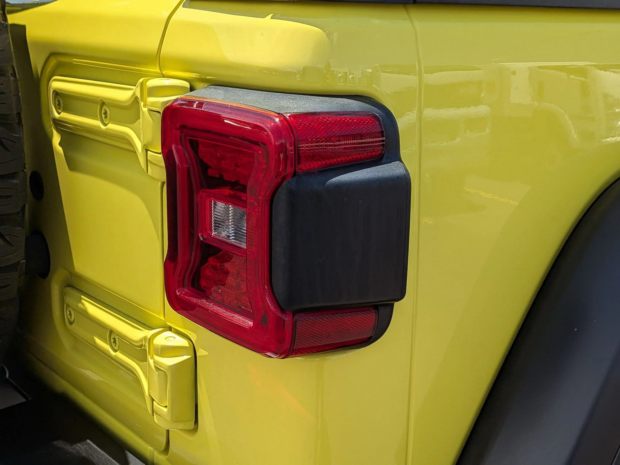 Used 2022 High Velocity Clearcoat Jeep Unlimited Rubicon image 12