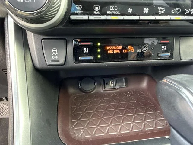 Used 2019  Toyota Limited image 33