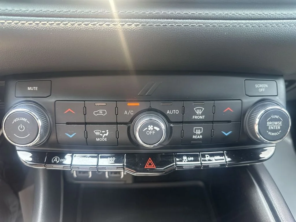Used 2023 White Dodge SXT image 25