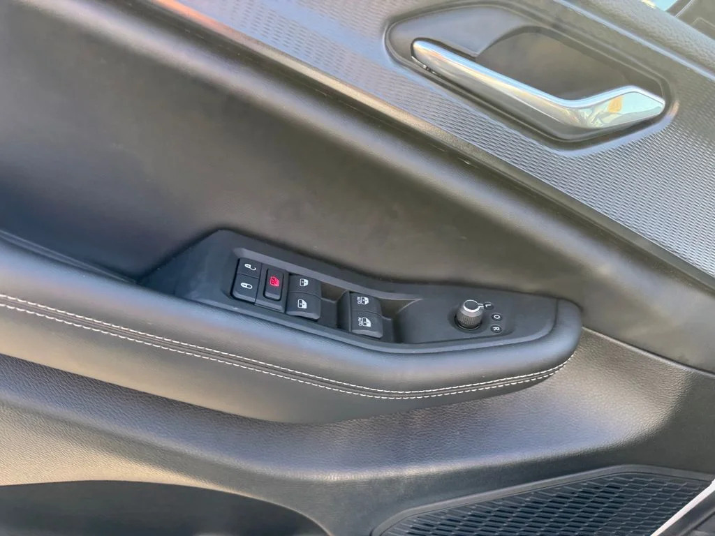 Used 2025 White Jeep Altitude image 6