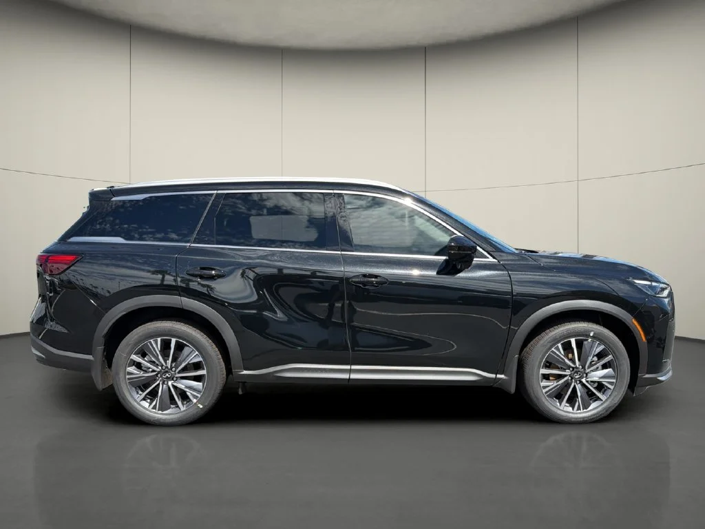 New 2027 MINERAL BLACK INFINITI Luxe FWD image 8