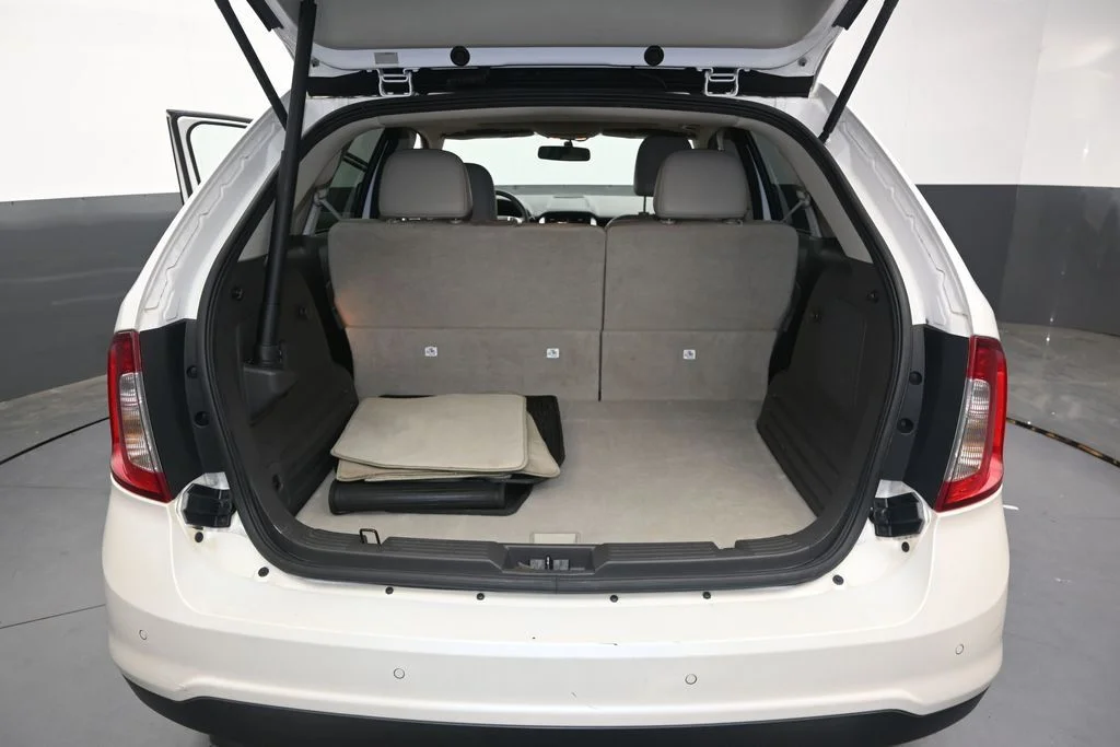 Used 2011 White Platinum Clearcoat Metallic Ford Limited image 11