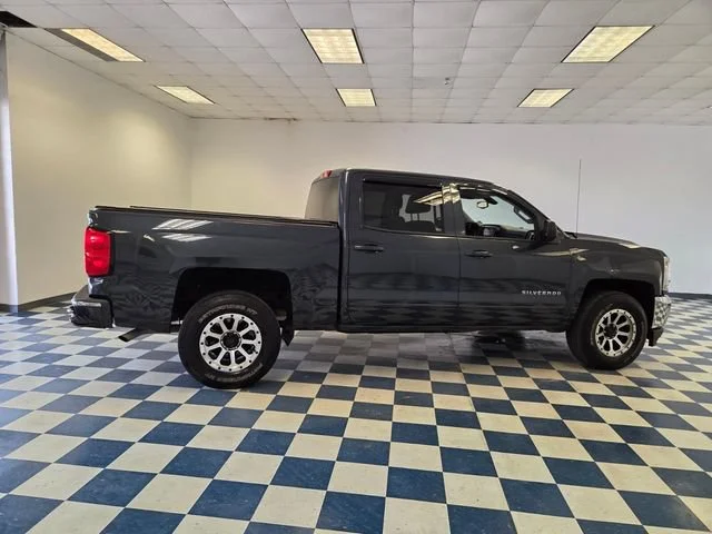 Used 2018 GRAPHITE METALLIC Chevrolet LT image 9