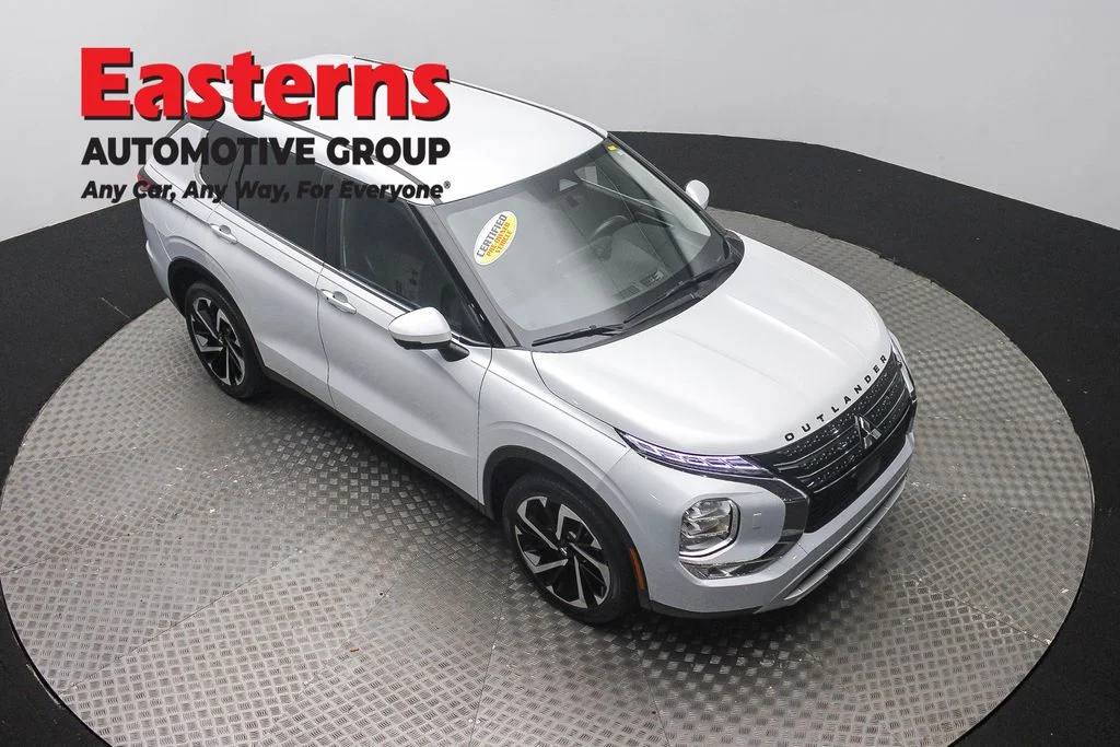 Used 2024 White Mitsubishi SE image 3