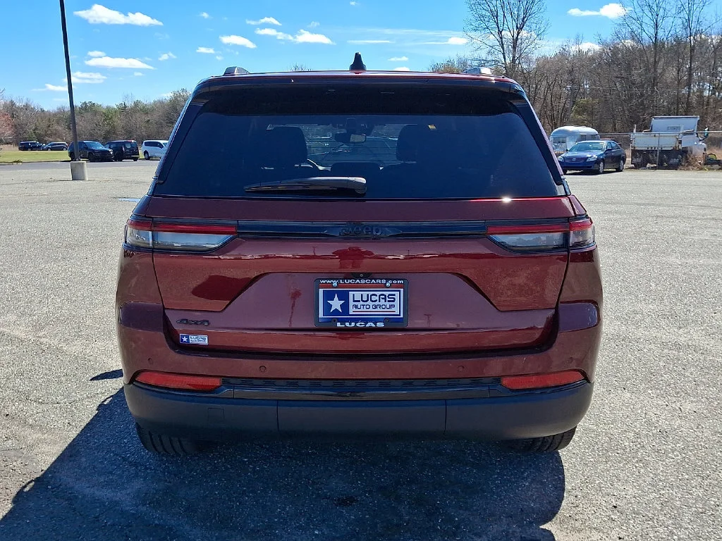 Used 2023 Velvet Red Pearlcoat Jeep Altitude image 10