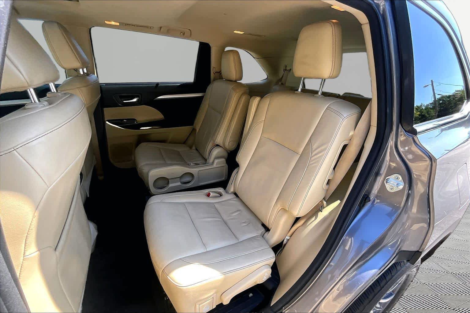 Used 2018 Predawn Gray Mica Toyota XLE image 21