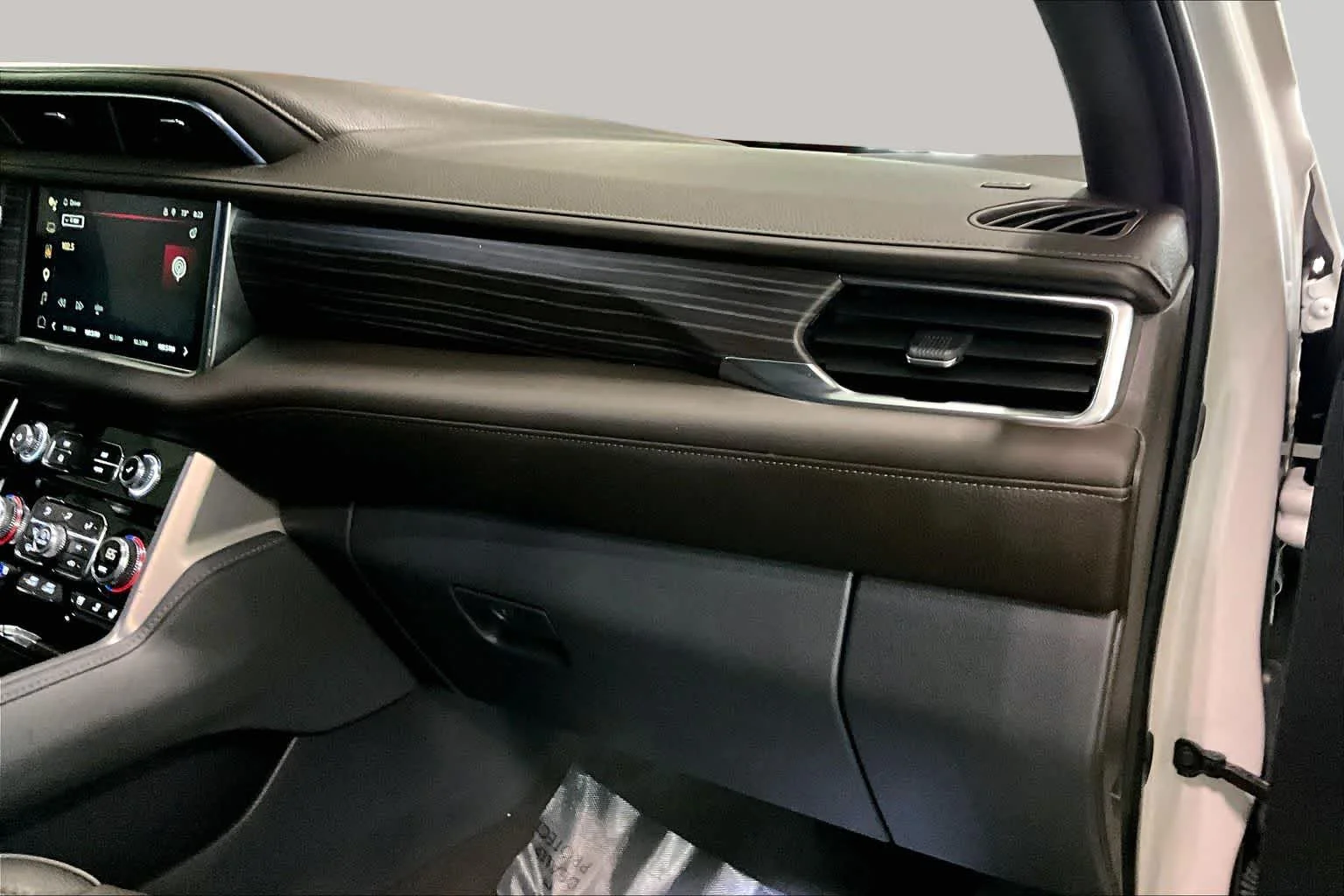 Used 2024 White Frost Tricoat GMC Denali image 19
