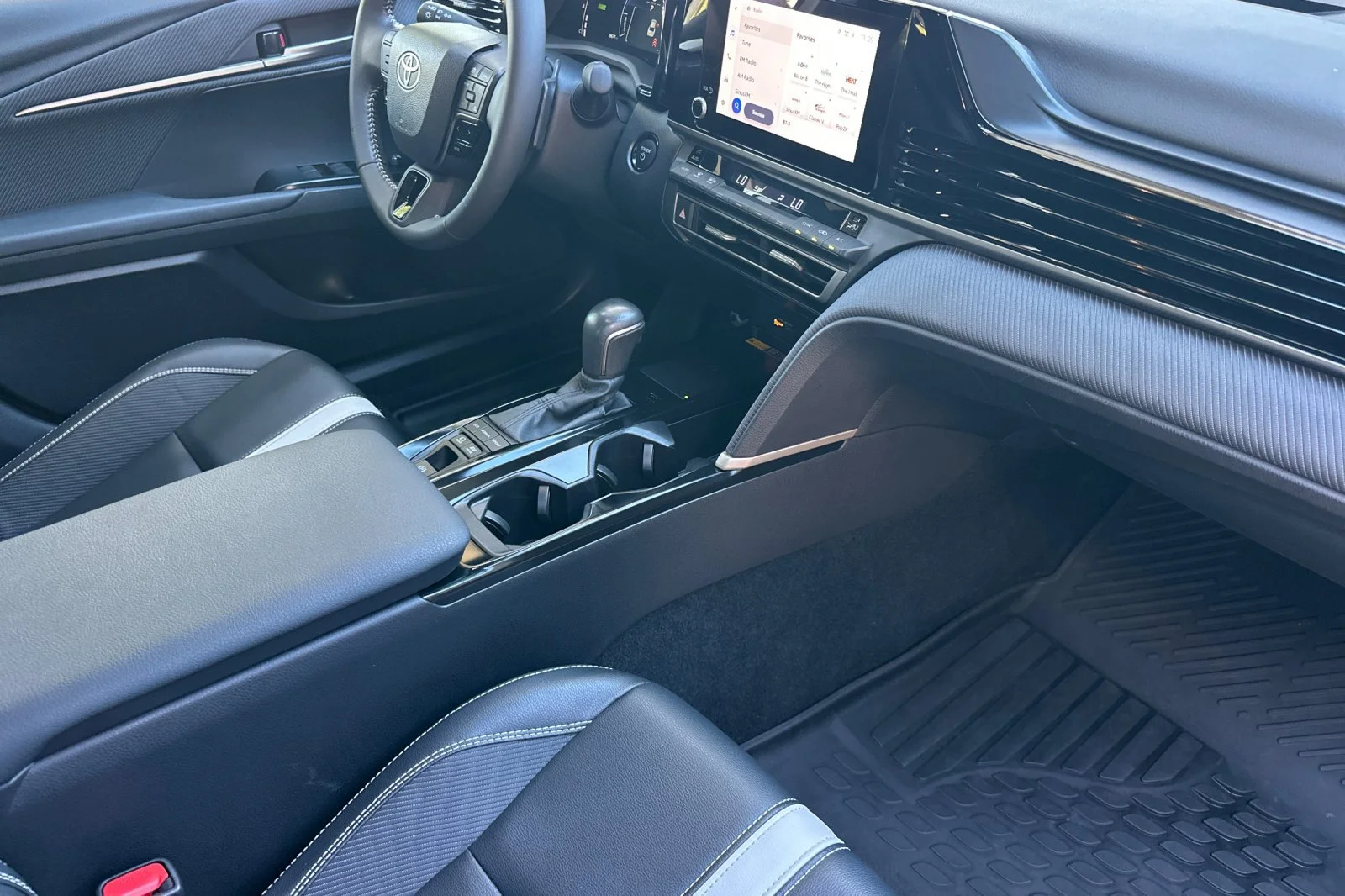 2025 Toyota Camry SE - Photo 21