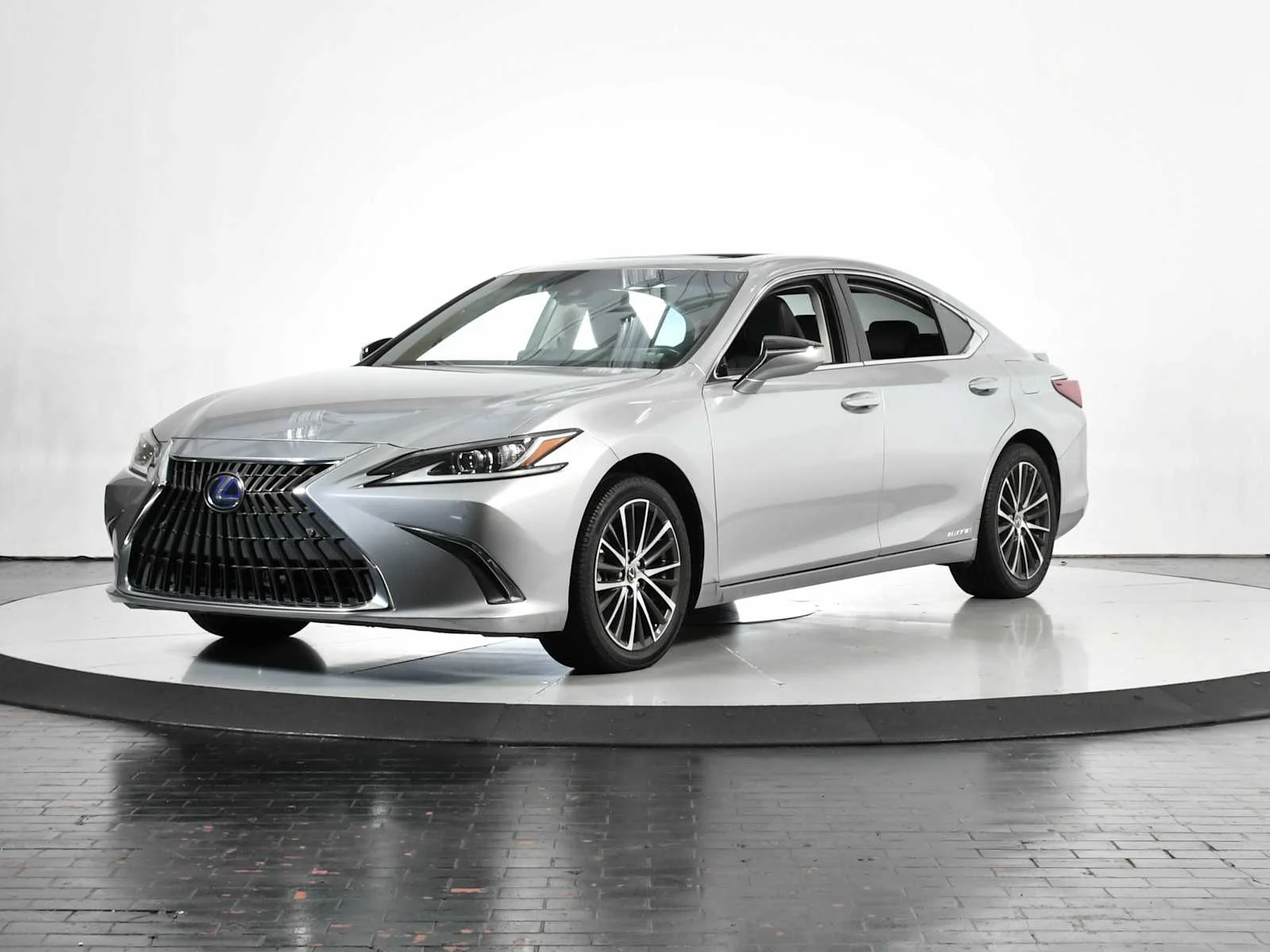 2022 Lexus ES 300h 300h's photo