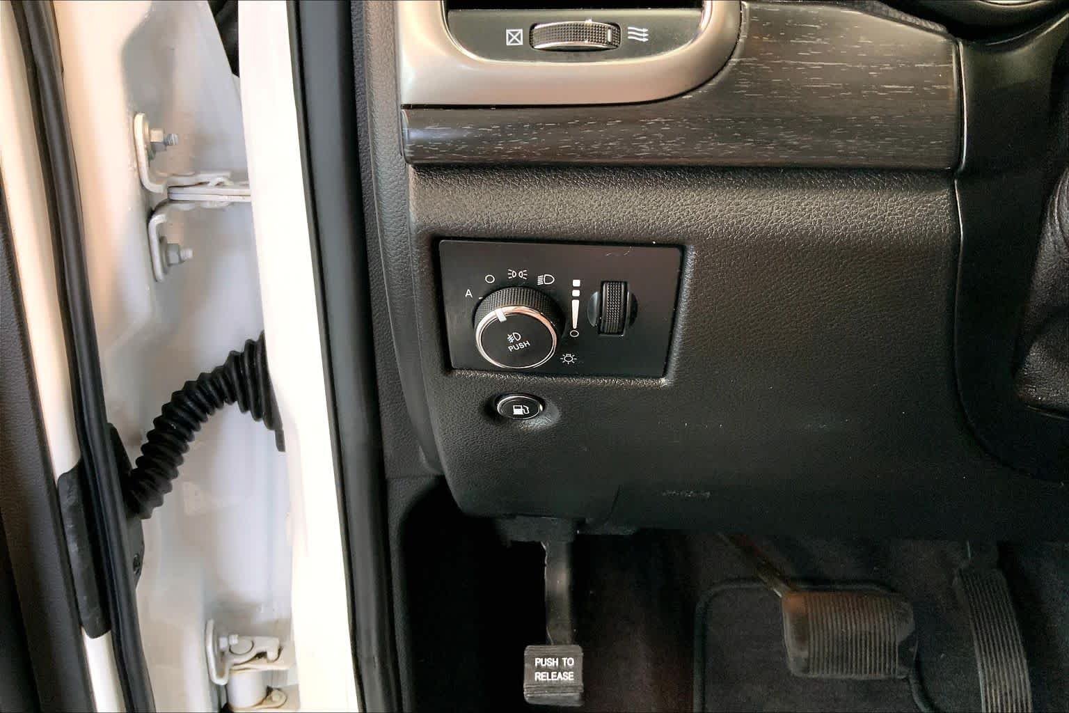 Used 2018 Bright White Clearcoat Jeep Altitude image 28