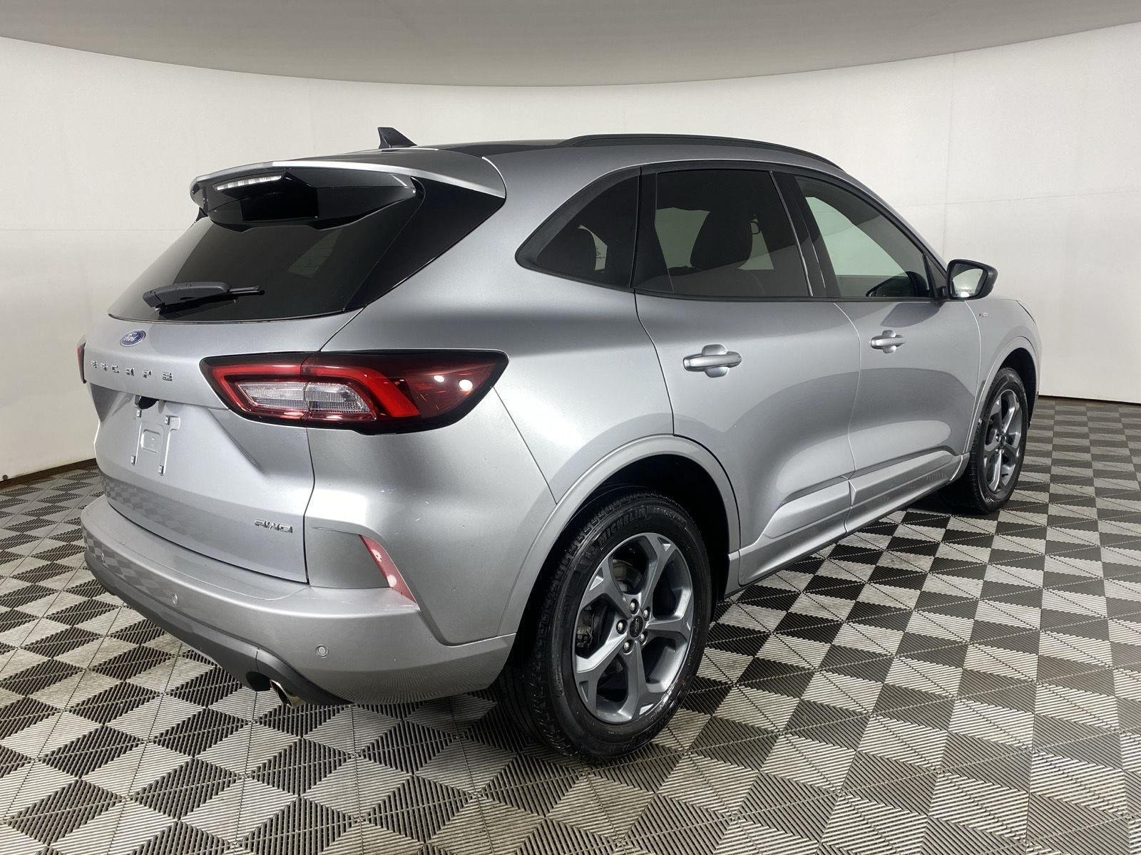 Used 2023 Iconic Silver Ford ST-Line image 7