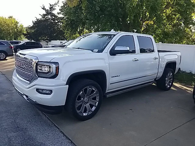 Used 2018 WHITE FROST TRICOAT GMC Denali image 18