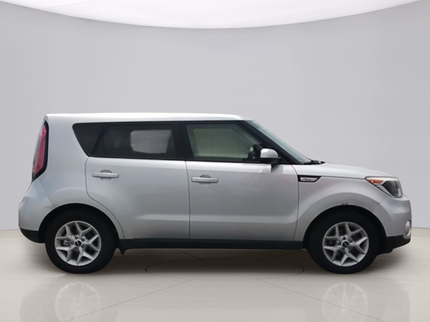 Used 2018 Silver Kia  image 6