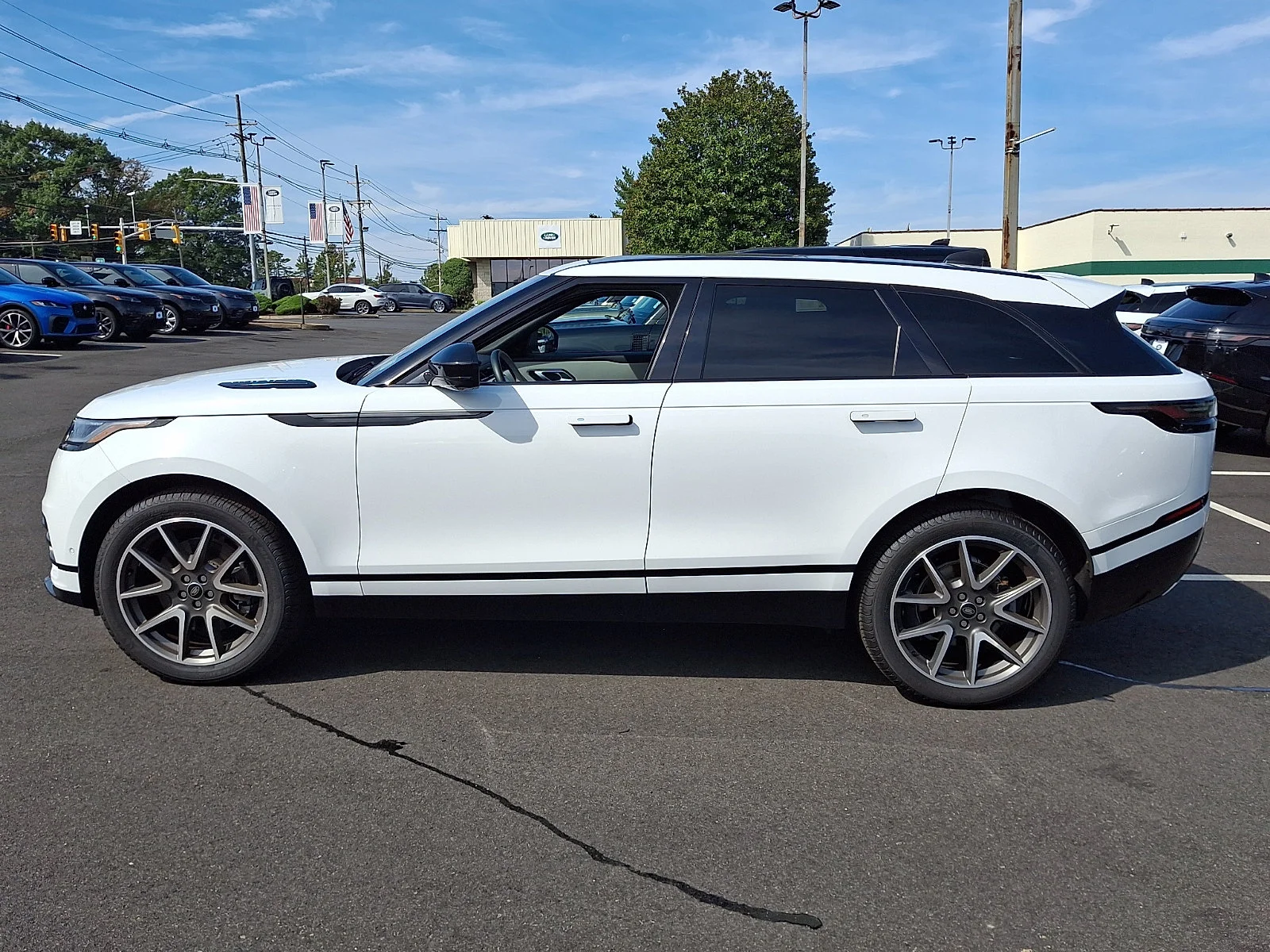 Used 2026 Fuji White   1Aa Land Rover Dynamic SE image 8