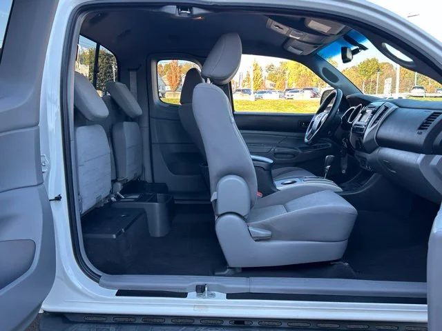 Used 2013 White Toyota Base image 28