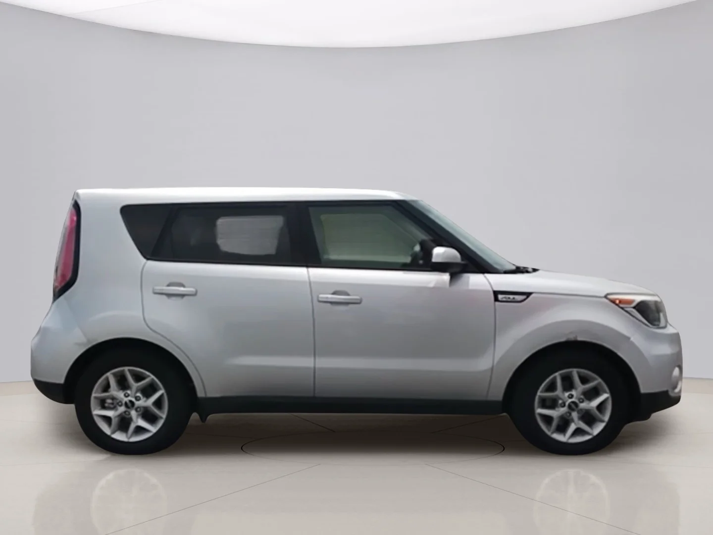 Used 2018 Silver Kia  image 6