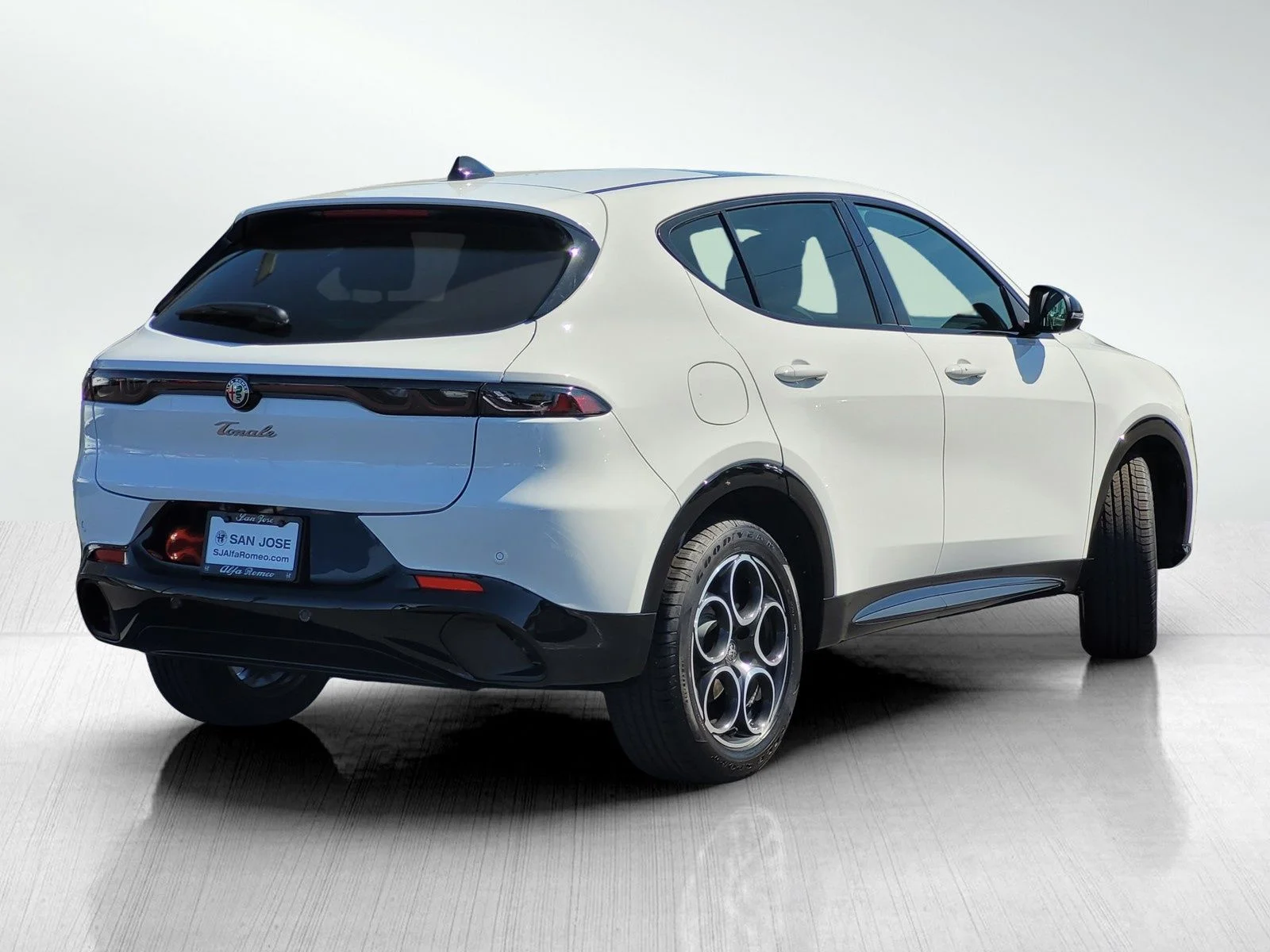 New 2025 Milano White Exterior Paint Alfa Romeo Base image 3
