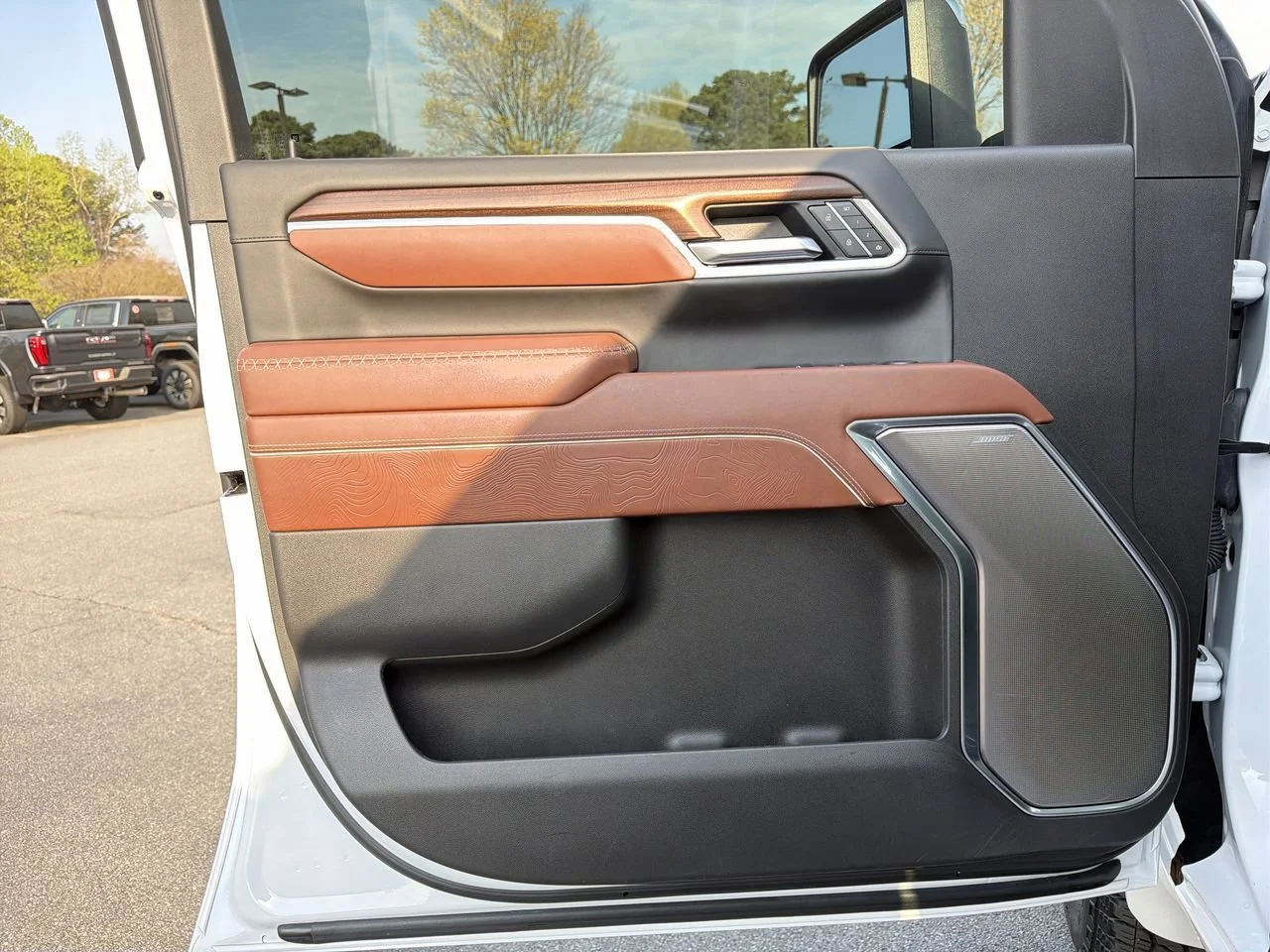 Used 2025 White Frost Tricoat GMC Denali Ultimate image 18
