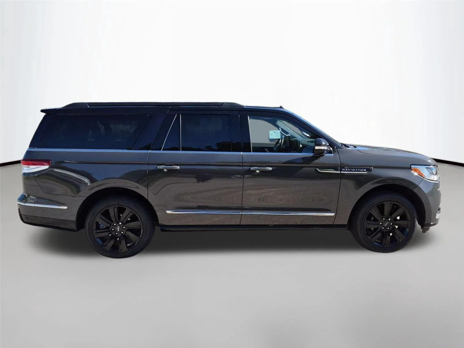 Used 2024 Chroma Caviar Dark Gray Metallic Clearcoat Lincoln Black Label image 6