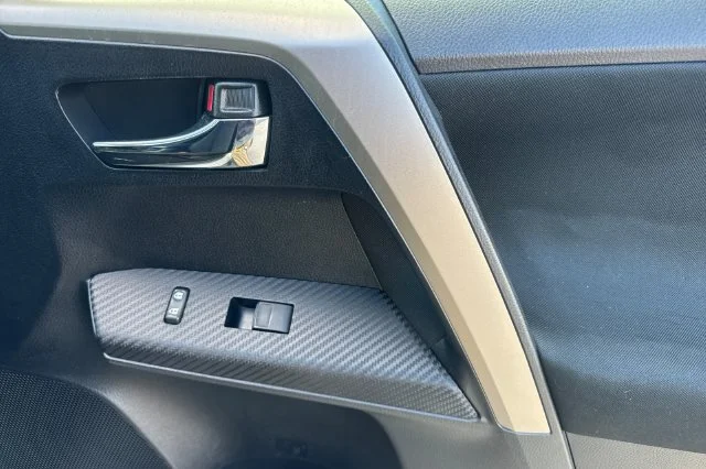 Used 2014 Silver Toyota XLE image 19