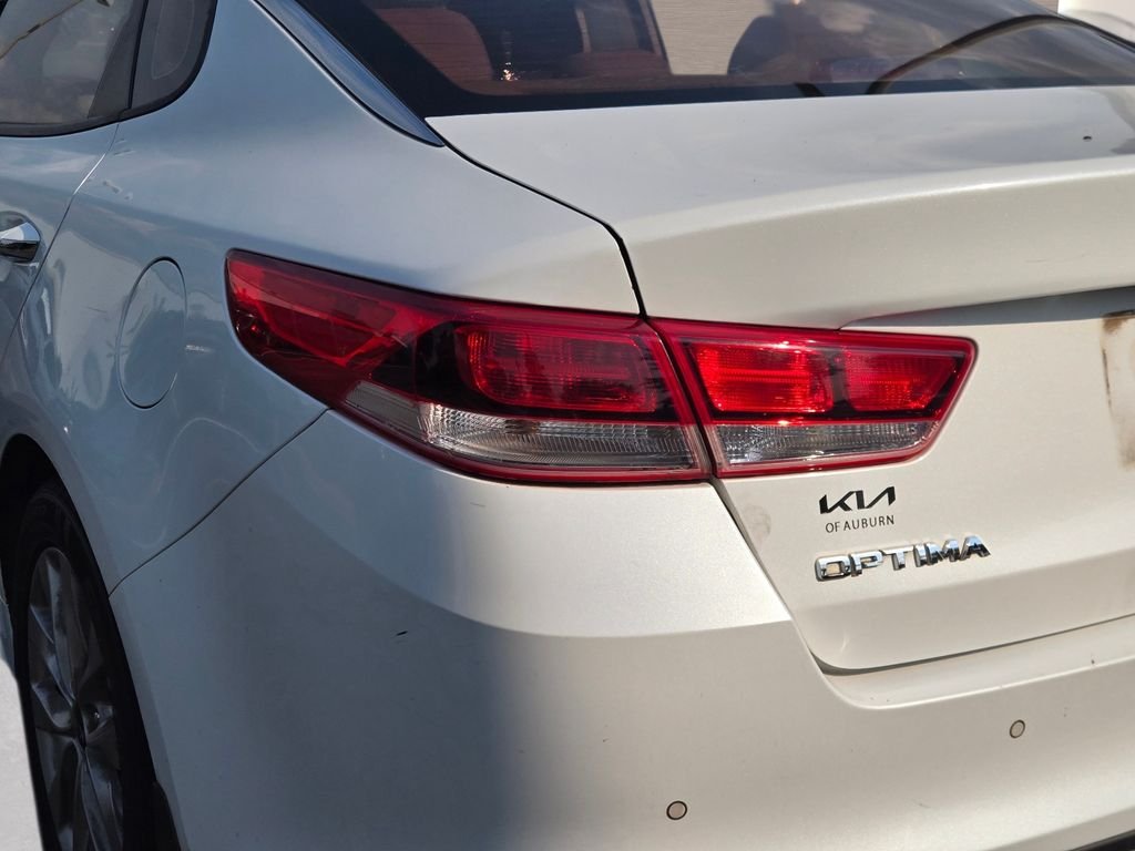 Used 2018 White Kia LX image 9