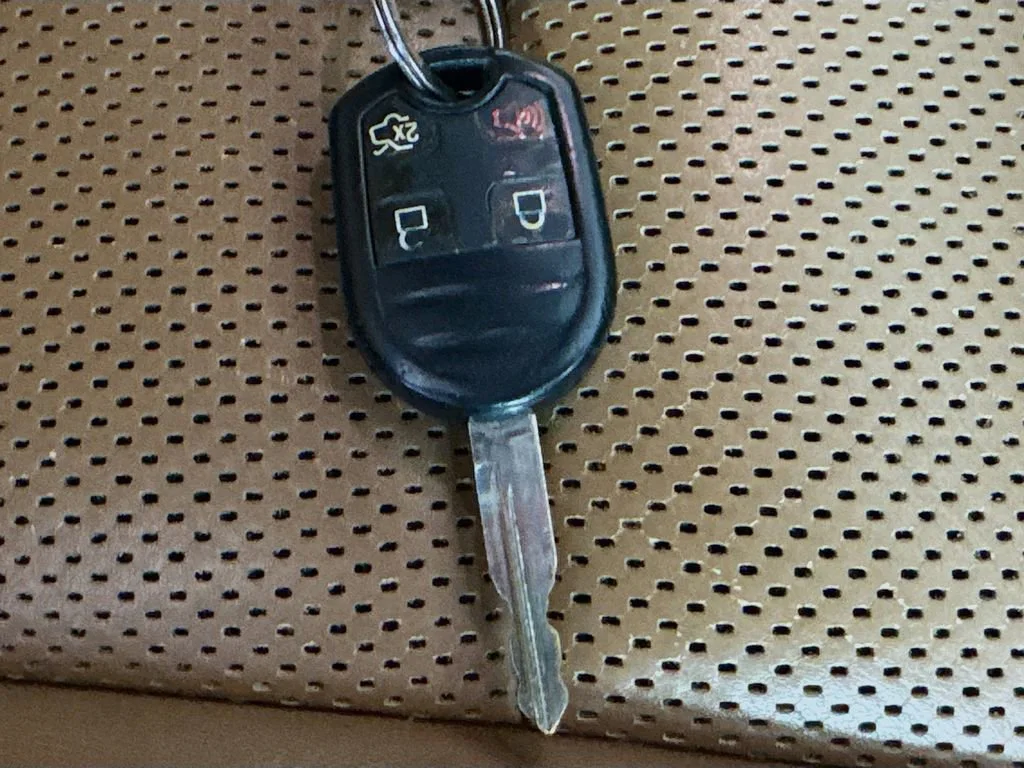 Used 2013 Black Lincoln Base image 38