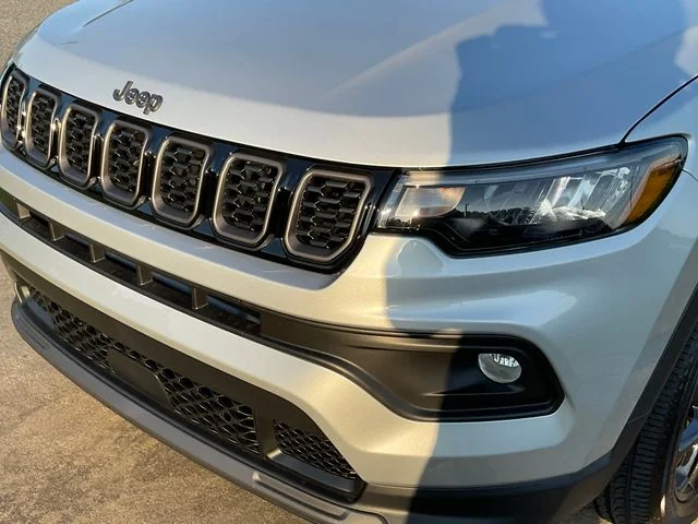 New 2026 Silver Zynith Metallic Clear-Coat Exterior Paint Jeep Latitude image 10