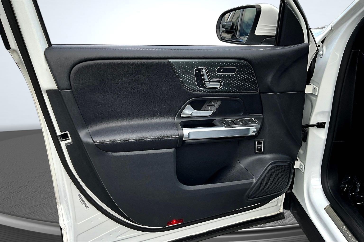 Used 2024 White Mercedes-Benz GLB 250 image 17