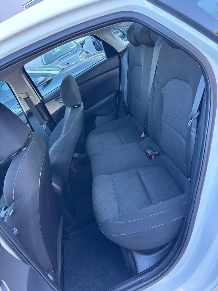 Used 2021 White Kia LXS image 23