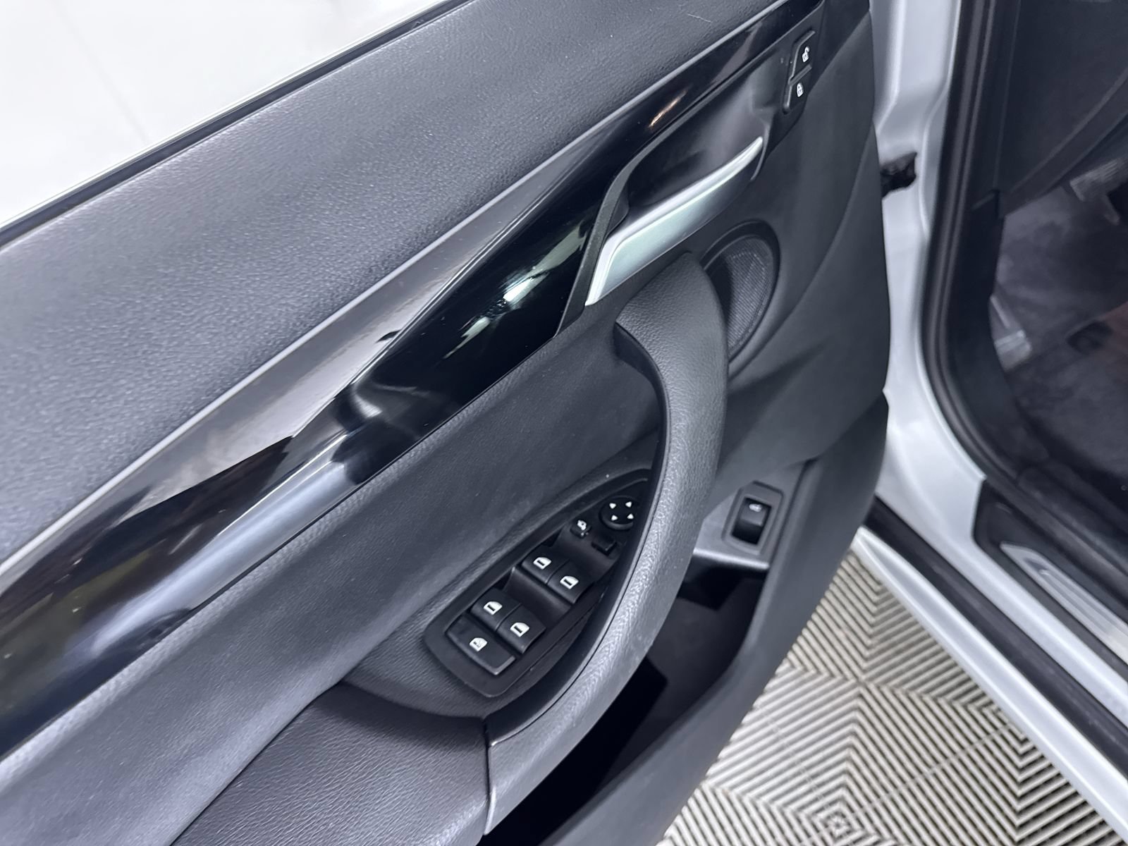Used 2018 Glacier Silver Metallic BMW xDrive28i image 13