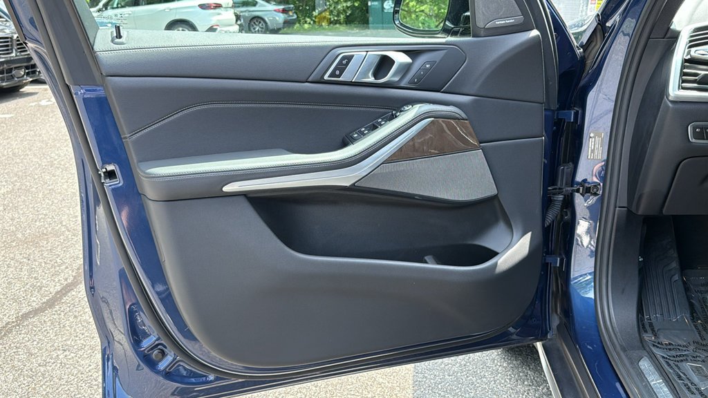 Used 2021 Phytonic Blue Metallic BMW xDrive40i image 9
