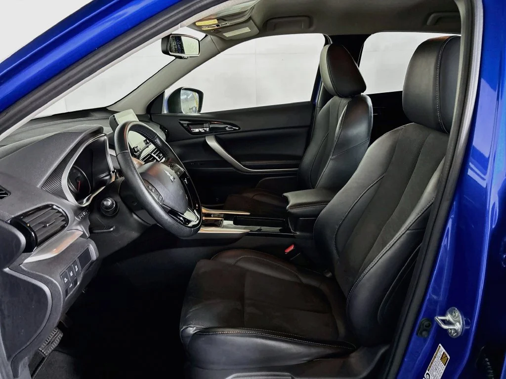 Used 2025 Silver Mitsubishi SE image 11
