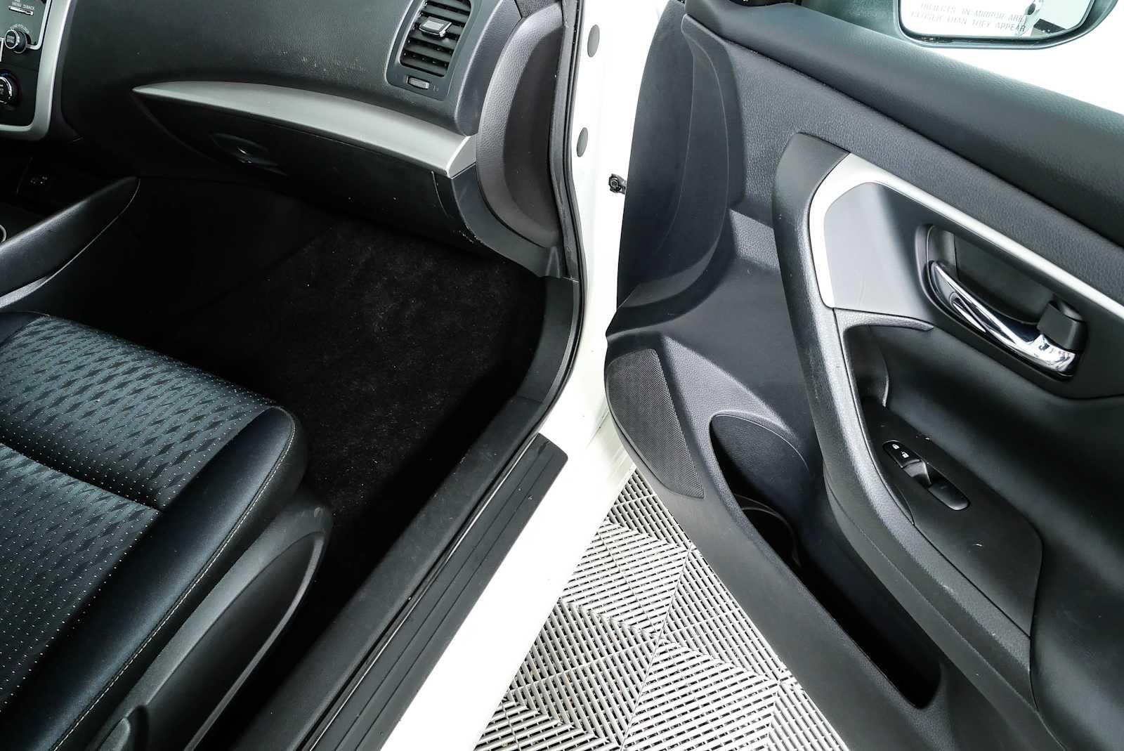 Used 2017 Pearl White Nissan 2.5 S image 21