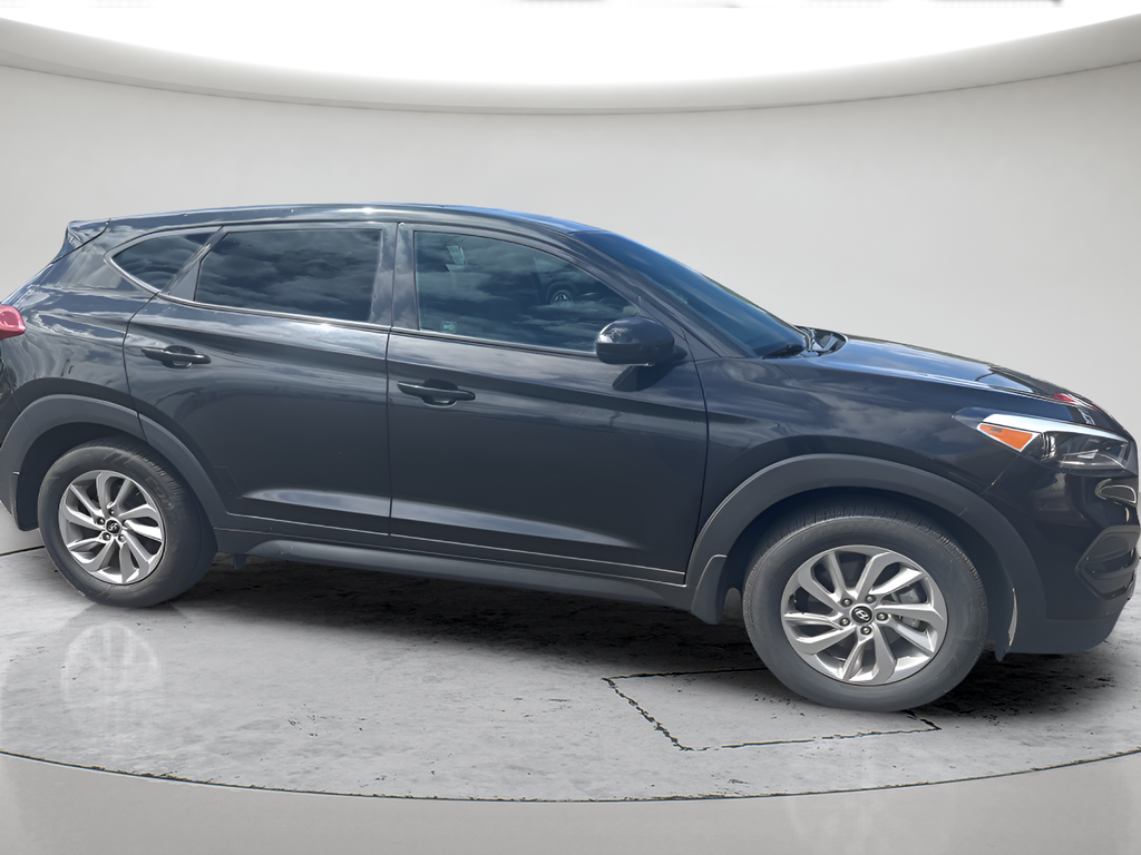 Used 2017 Black Noir Pearl Hyundai SE image 4