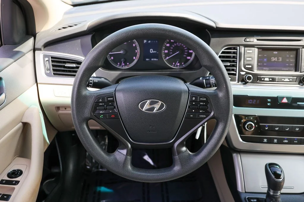 Used 2015 White Hyundai SE image 8
