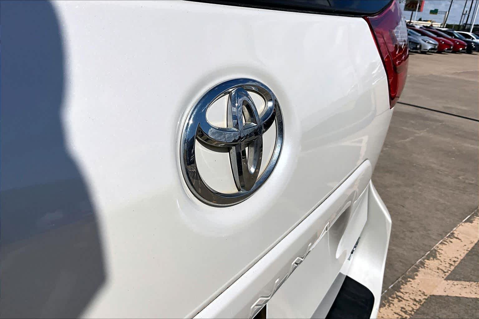 Used 2015 Blizzard Pearl Toyota XLE image 10