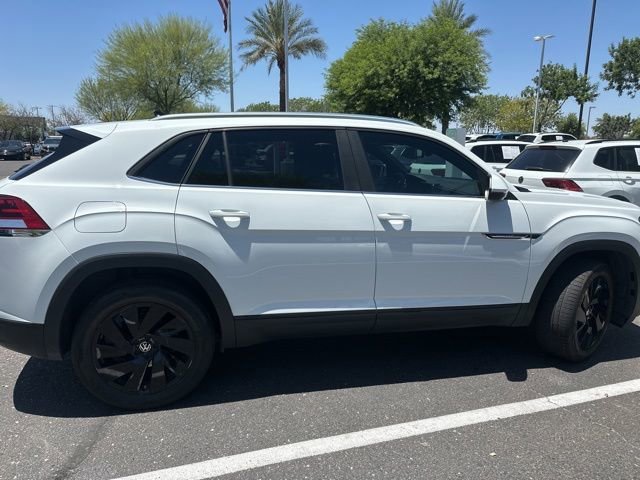 Used 2024 White Volkswagen 2.0T SE w/Technology image 3