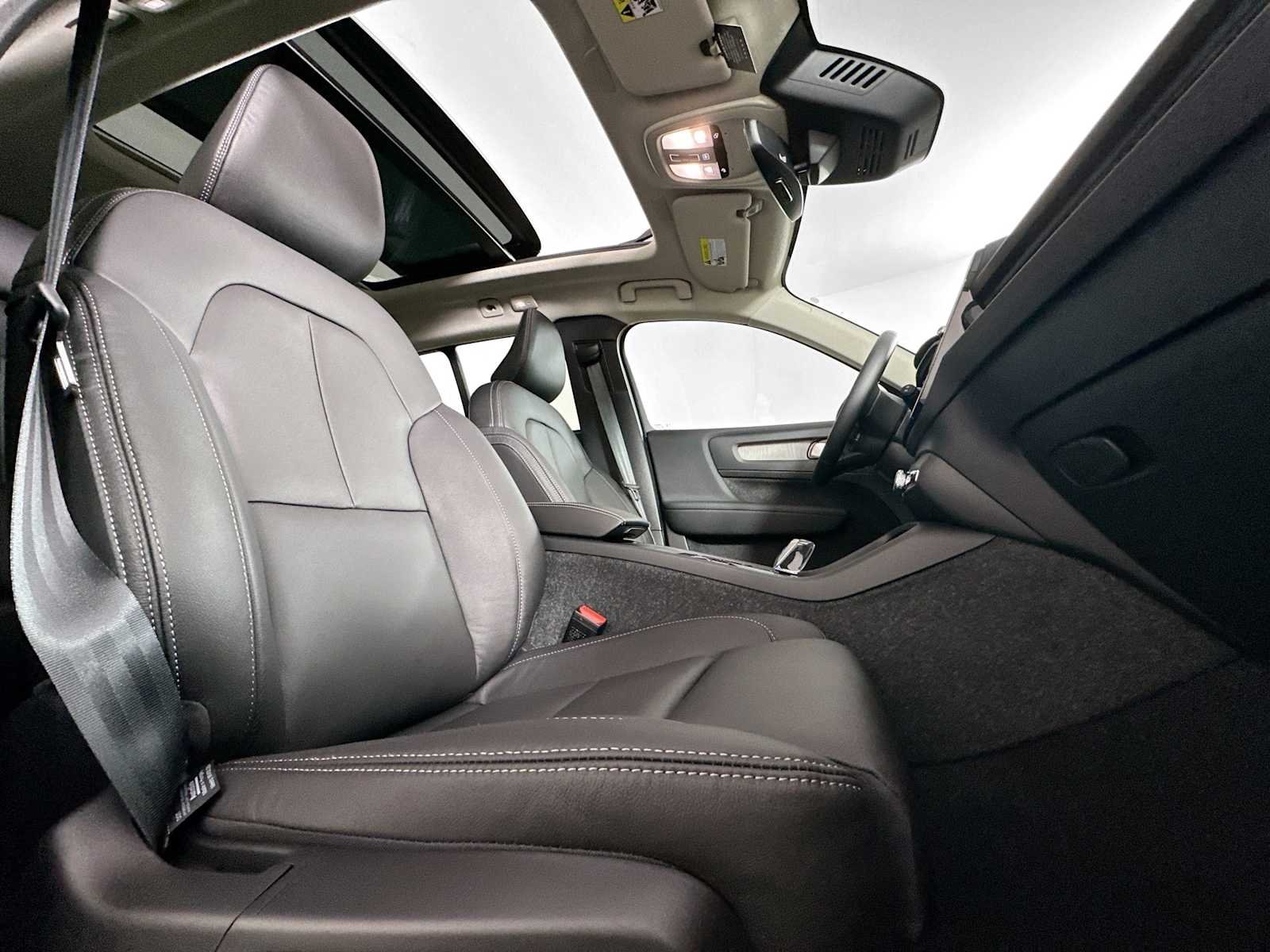 2025 Volvo XC40 Plus - Photo 24