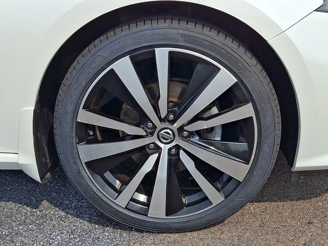 Used 2019 White Nissan 2.5 Platinum image 8