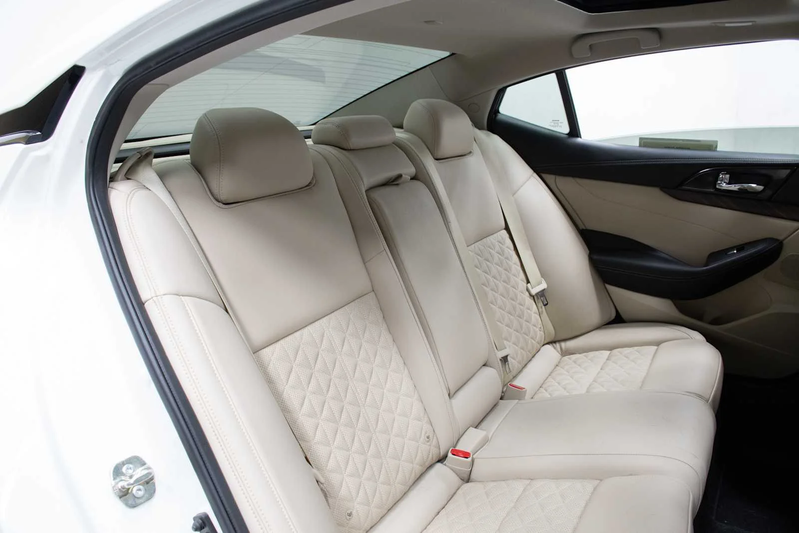 Used 2017 Pearl White Nissan Platinum image 22