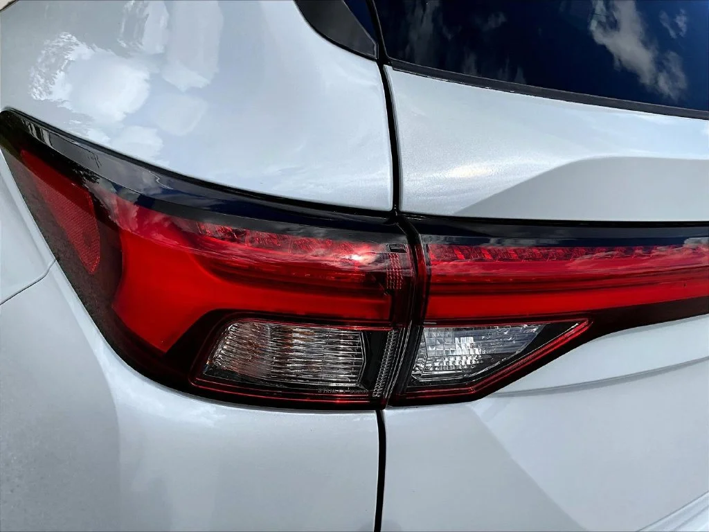 Used 2024 White Mitsubishi SE image 26