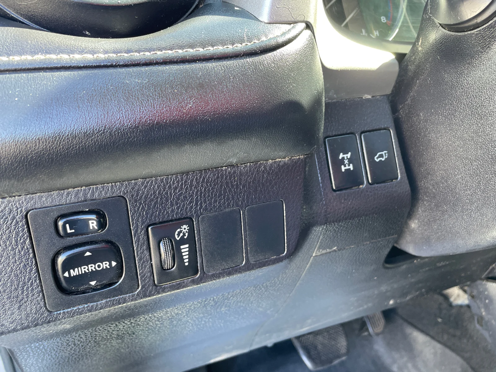 Used 2016 Silver Sky Metallic Toyota XLE image 12