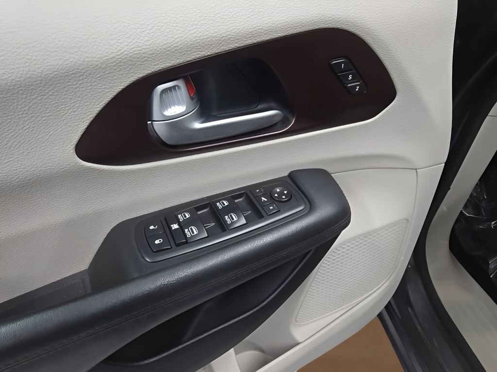 Used 2018 Gray Chrysler Limited image 10